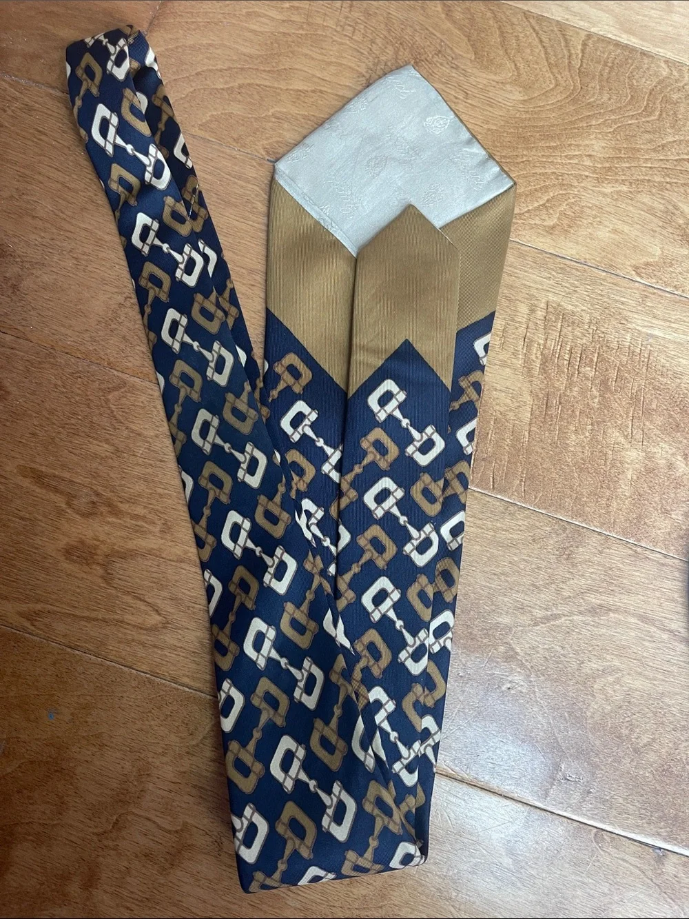 1970s Gucci Silk Chain-Print Men's Tie Scarf - Navy & Gold